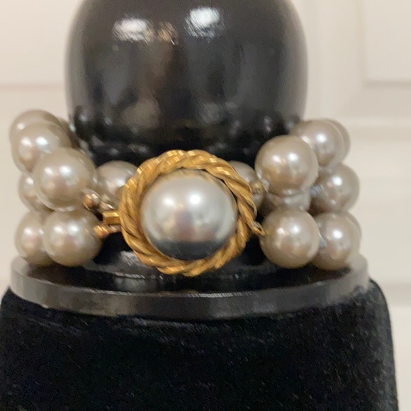 Beautiful 3 Tier large gray pearl bracelet. - Picture 1 of 11